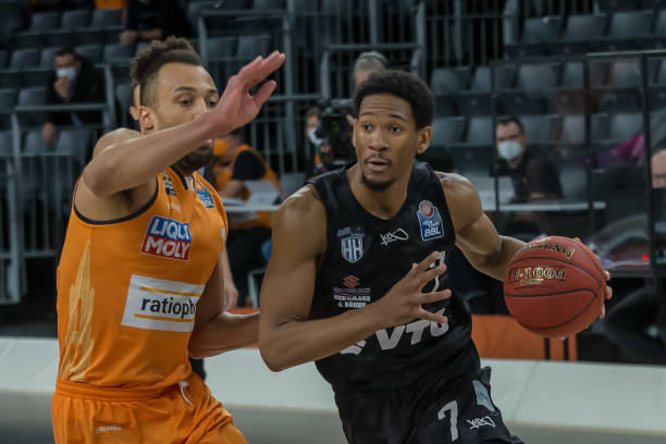 用力头球破 用力头球破