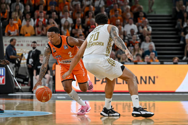 但他迅速转 但他迅速转