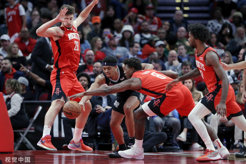 詹姆斯更新社媒：那些黑子们真走上球场，当场就会吓得尿裤子