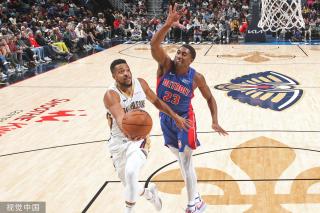 稳定发挥！库里19中9拿到28分10板6助 三项数据领跑全队（状态稳健！库里19投9中砍28分10篮板6助攻，三项数据全队最高）