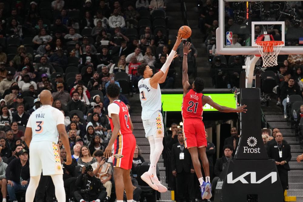 惊险一幕，马竞女足球员梅迪纳头部被膝盖撞到后失去意识